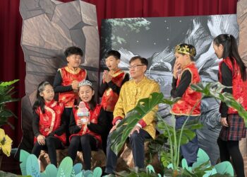 中台灣元宵燈會先睹為快！-教育局長攜手孩子為「蛇畫故事」燈區開箱