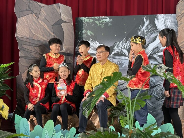 中台灣元宵燈會先睹為快！-教育局長攜手孩子為「蛇畫故事」燈區開箱