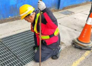 中市清潔隊員專業熱心-穿梭水溝助民眾找回遺失手機