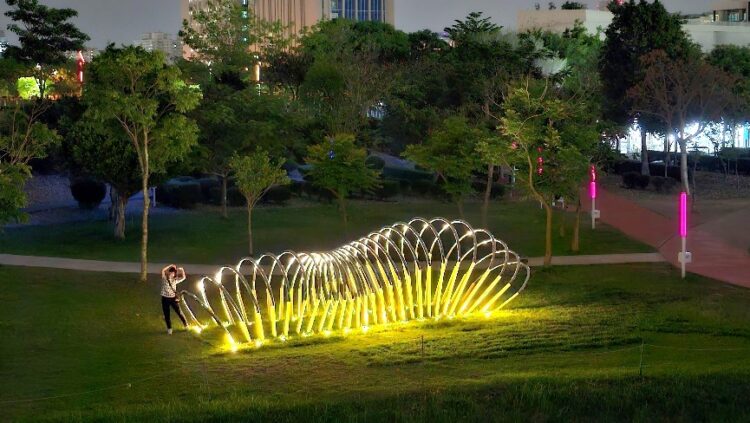 台中賞燈順遊中央公園-中市文化局:公共藝術月夜愈美麗!