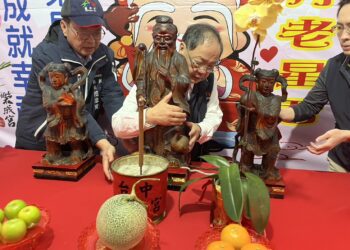 台中燈會閉幕倒數!「樂in-love」燈區月老超高人氣-民政局帶你一窺月老移駕珍貴畫面