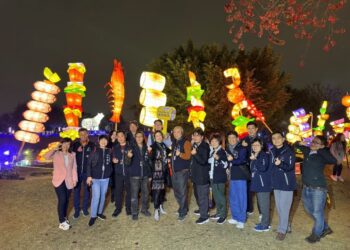 市政顧問參訪中台灣元宵燈會讚創意無限-中市新聞局長、觀旅局長陪同行銷城市觀光