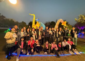 「蛇畫故事」燈區創意受肯定-中市教育局邀市政顧問賞燈共好