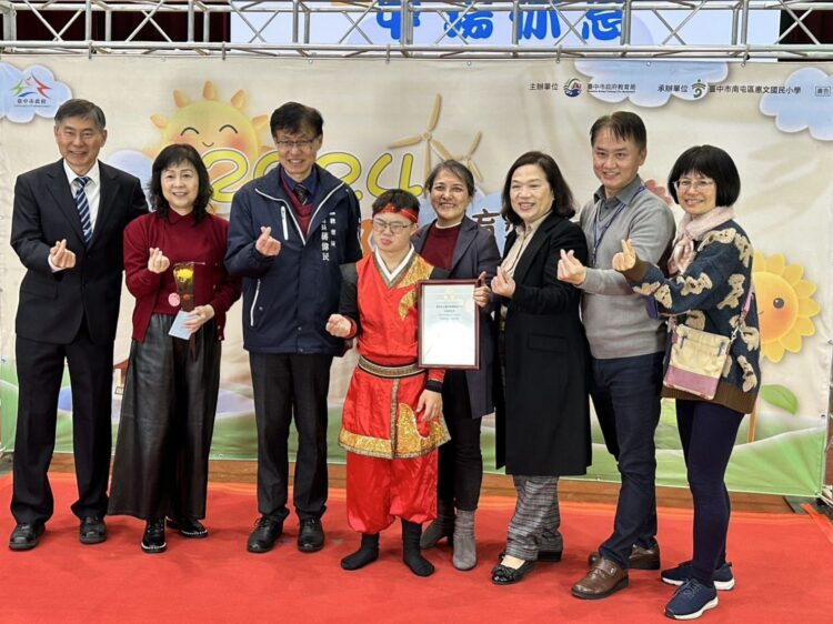 中市頒發向陽教育獎助學金-16名逆境向上學生獲獎