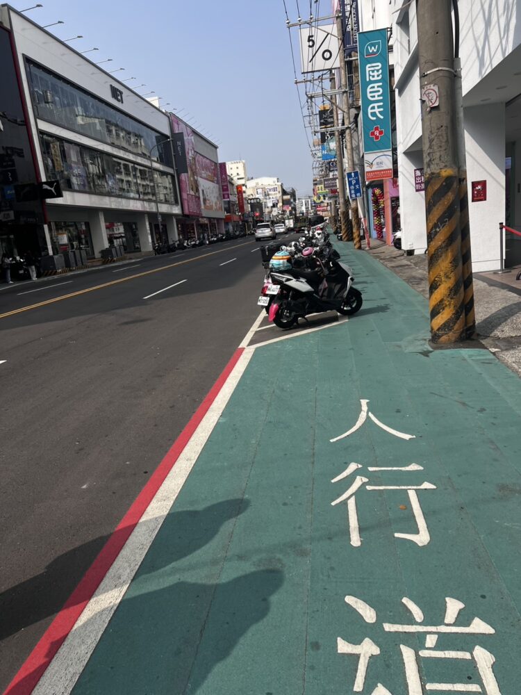 母湯喔！汽機車占用標線型人行道-中市交通局：愛車被拖吊得不償失