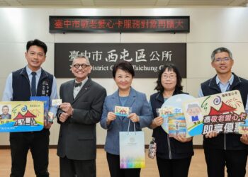 外籍長輩也受惠！盧市長贈利昂爺爺台中敬老卡-體驗六都最優惠服務