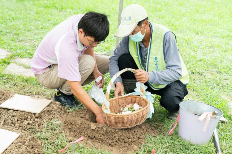 不立碑、不進塔！-中市樹葬新制免收規費3,000元-民政局長：鼓勵響應環保葬