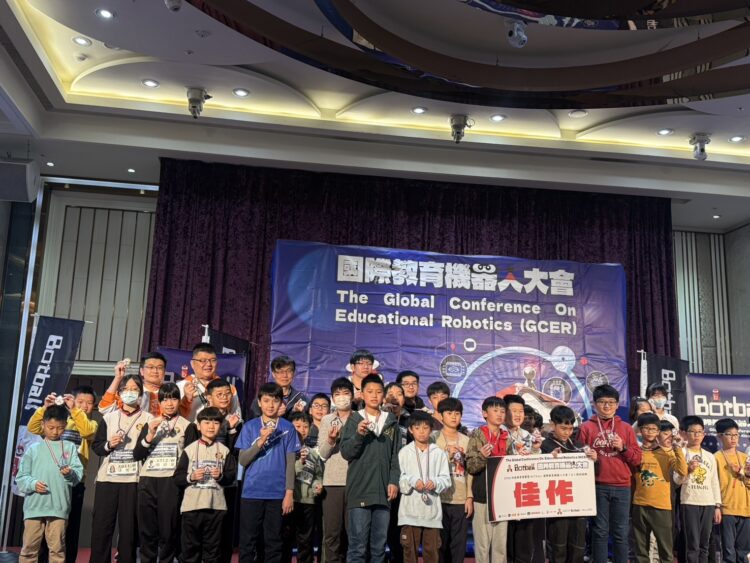 機器人大會jbc開放挑戰台中站登場-全國107組國中小隊伍同場競技