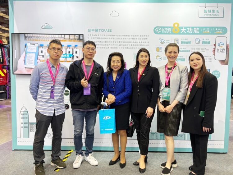 智慧台中耀眼2025智慧城市展-美國州務卿來點讚