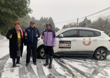 梨山降下3月雪-中市幸福巴士化身雪地公車-照常行駛超暖心！
