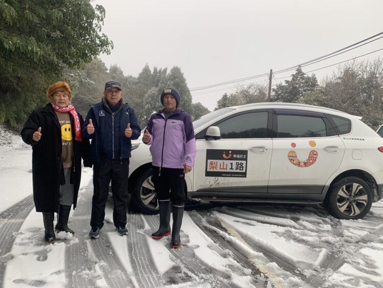 梨山降下3月雪-中市幸福巴士化身雪地公車-照常行駛超暖心！