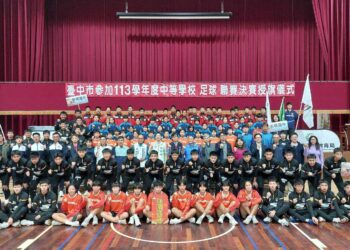 踢進中等學校足球聯賽(hfl)決賽-中市教育局為選手授旗致贈加菜金