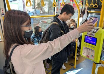 3/21起手機就是交通卡！-中市推市民專屬乘車碼-搭雙十公車更方便