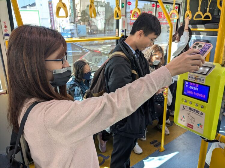 3/21起手機就是交通卡！-中市推市民專屬乘車碼-搭雙十公車更方便