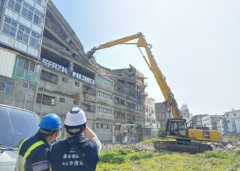 維護公安！清水老舊大樓5、6樓塌陷物清除-中市都發局今起連三天作業