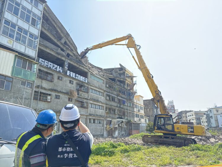 維護公安！清水老舊大樓5、6樓塌陷物清除-中市都發局今起連三天作業