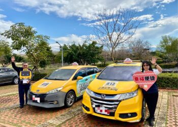 球鞋扛肩上！中市小黃公車夫妻檔駕駛助高中生有洋蔥