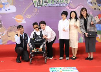 中市表揚1200位模範兒童、健康兒童-盧市長配合學生「各種pose」擺拍：以你們為傲！