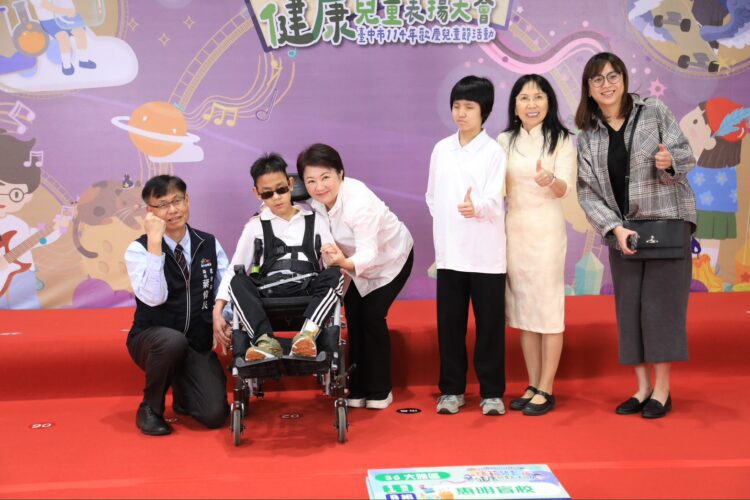 中市表揚1200位模範兒童、健康兒童-盧市長配合學生「各種pose」擺拍：以你們為傲！