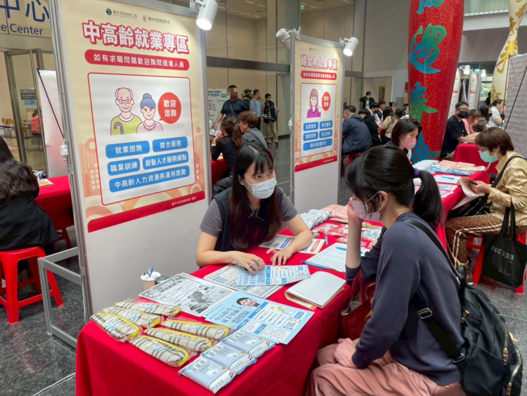 助求職者及新光三越受影響勞工就業-中市府辦百貨服務業徵才、初步媒合率達6成