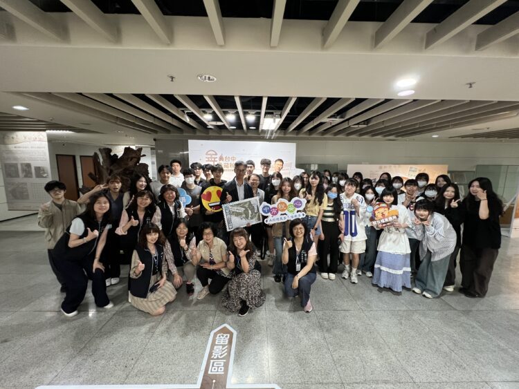 深入了解稅務歷史及現代服務-台中科大師生走出校園參觀中市地稅局「金典台中-檔藏稅史」展覽