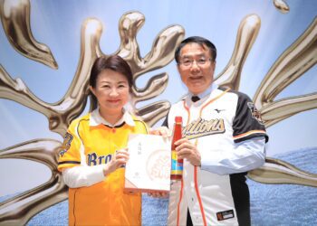 中職象獅開幕戰！盧秀燕、黃偉哲品嚐美食「諧音梗」趣味應援