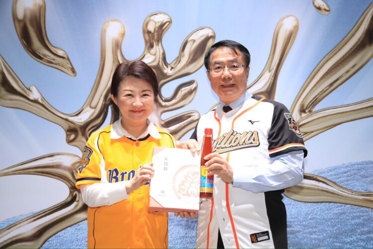 中職象獅開幕戰！盧秀燕、黃偉哲品嚐美食「諧音梗」趣味應援