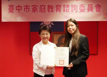 中市公私協力推動友善婚育環境-盧市長表揚推展家庭教育績優單位