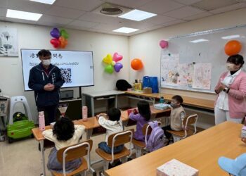 溫馨兒童節！-中市教育局長暖心送愛陪伴住院學生讀繪本、做娃娃