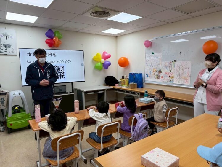 溫馨兒童節！-中市教育局長暖心送愛陪伴住院學生讀繪本、做娃娃