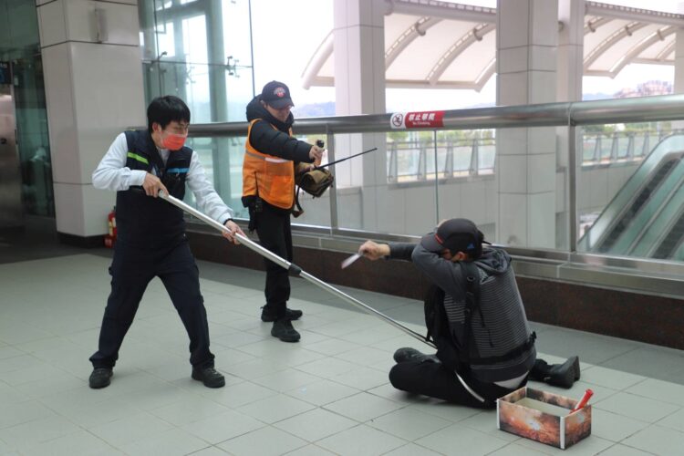 中捷模擬歹徒持刀、列車出軌-情境演練展現跨單位應變能力