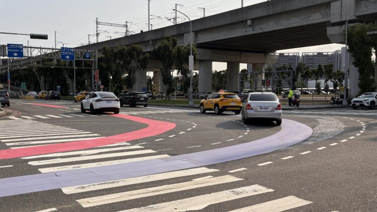 高鐵站區車道分流優化-中市交通局：跟著彩色標線走就對了！