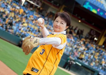 中信兄弟洲際主場首戰奪勝!盧市長開球預祝二連霸-加碼送日本紀念球