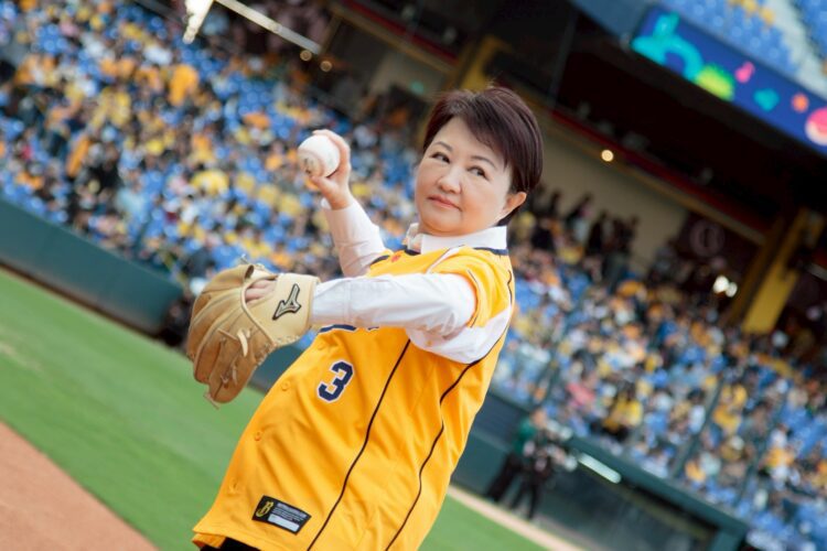 中信兄弟洲際主場首戰奪勝！盧市長開球預祝二連霸-加碼送日本紀念球