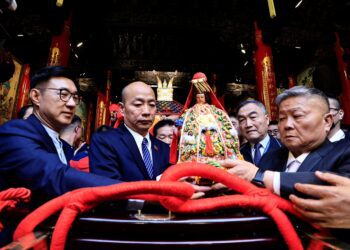 大甲媽今起駕遶境賜福-黃副市長恭請上轎祈求台灣國泰民安