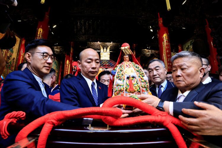 大甲媽今起駕遶境賜福-黃副市長恭請上轎祈求台灣國泰民安