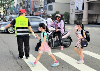 金安獎英雄守護學童21年！台中紅豆餅老闆「超準時」的愛心任務