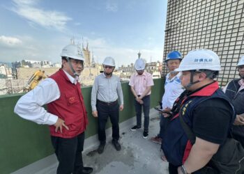中區公園路建案施工架傾斜無人傷亡-都發局勒令停工、依規裁罰2.7萬元併限期2日內改善