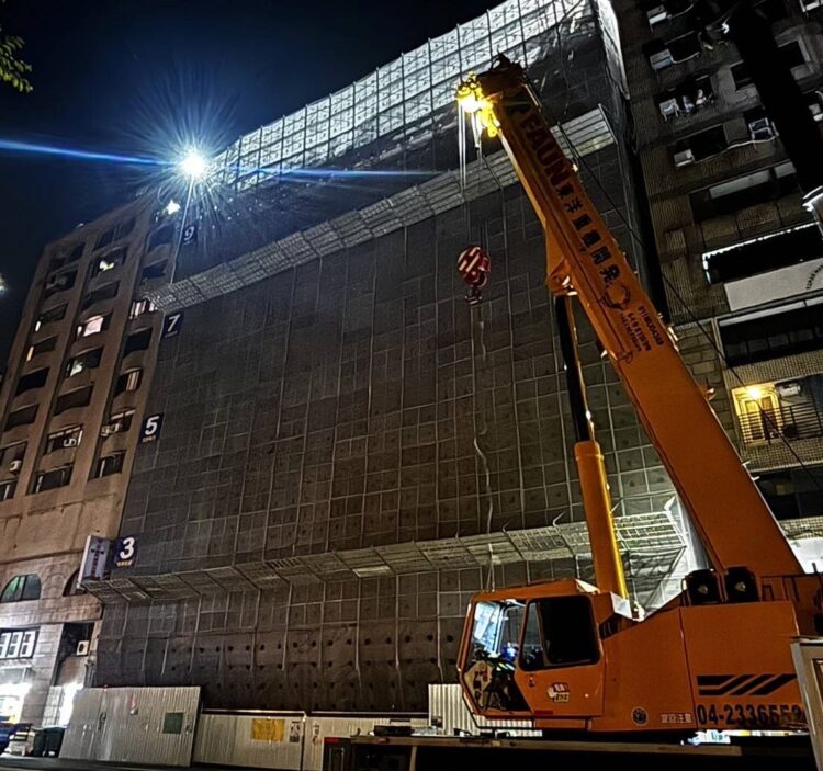 中區公園路建案鷹架全面拉回加固-確認無危安疑慮已解除交通管制