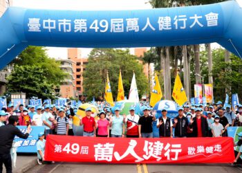 全台最長人龍！第49屆萬人健行大會登場-鄭副市長：全民健康齊步走