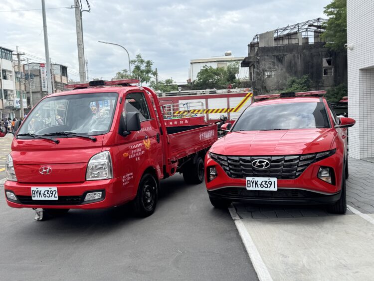 提升消防救災效能！-慈善團體攜企業捐中市府消防警備車與器材
