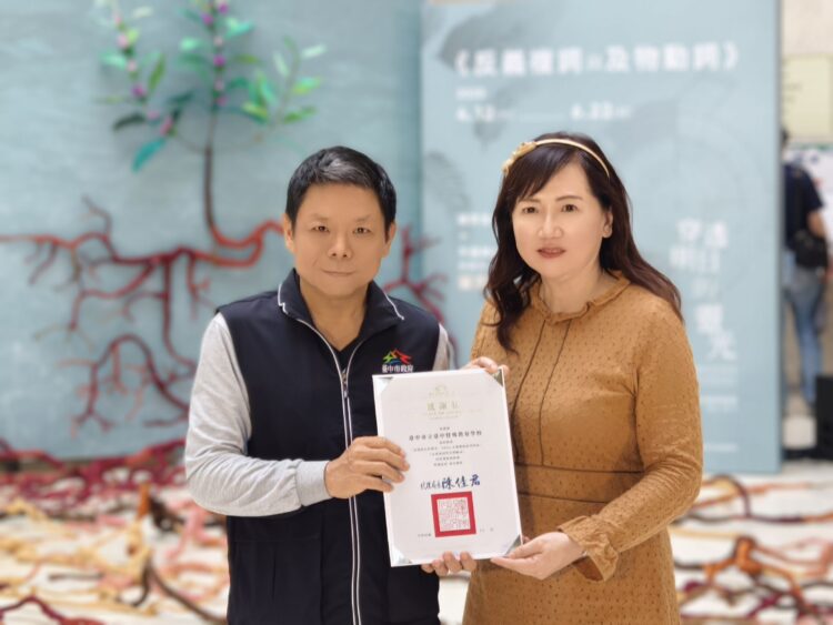 廢材變身水蓑衣！-中市文化局辦永續藝術展-攜手特教生共創藝術