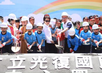 「給孩子一個禮堂計畫」再推進！-中市光復國中小活動中心動土- 盧市長：拉齊教育資源- 