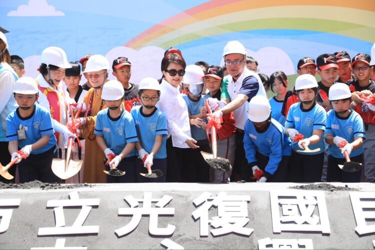 「給孩子一個禮堂計畫」再推進！-中市光復國中小活動中心動土- 盧市長：拉齊教育資源- 