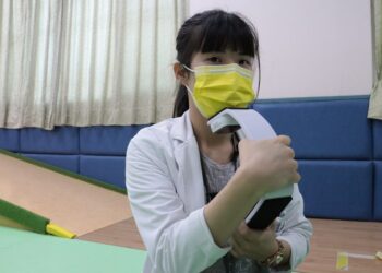 影音/阿公中風後喝水吃飯常嗆到　治療師螢光吞嚥攝影檢查　找出嗆咳潛在原因