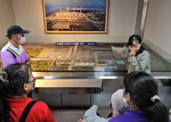 影音/榮家帶領養護長輩出遊 參訪發電廠、感受媽祖文化與美食之旅