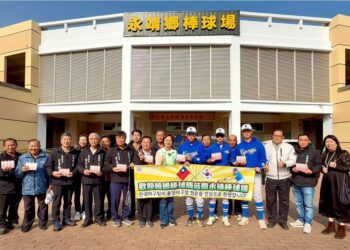 ▲韓國首爾京畿道高中棒球隊蒞臨永靖棒球場移地訓練，永靖鄉長魏碩衛(前排左六)、立法委員陳素月(前排左七)、贊助商馥聖實業總經理Lora Wei (前排右一) 等貴賓，親自到場迎接。(圖／永靖鄉公所提供)