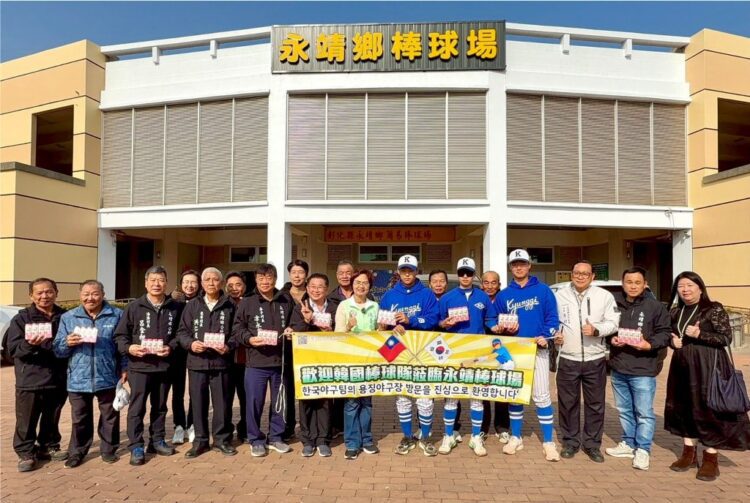 ▲韓國首爾京畿道高中棒球隊蒞臨永靖棒球場移地訓練，永靖鄉長魏碩衛(前排左六)、立法委員陳素月(前排左七)、贊助商馥聖實業總經理Lora Wei (前排右一) 等貴賓，親自到場迎接。(圖／永靖鄉公所提供)