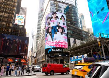 五名才華橫溢的臺灣少年—康予晴、劉妍娜、蘇廷瀚、吳禹芊、黃幸皪榮擔「臺灣少兒美育大使」，登上紐約時代廣場廣告牆，引領時尚美育潮流。圖／臺灣時尚創意產業聯盟提供