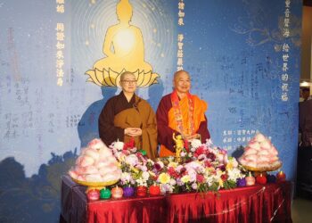 ▲主辦密寶大和尚與承辦印居法師浴佛池前合影。（圖／執行單位提供）